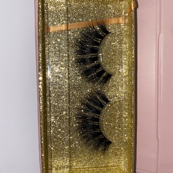 Lashes - Picture 2 of 3